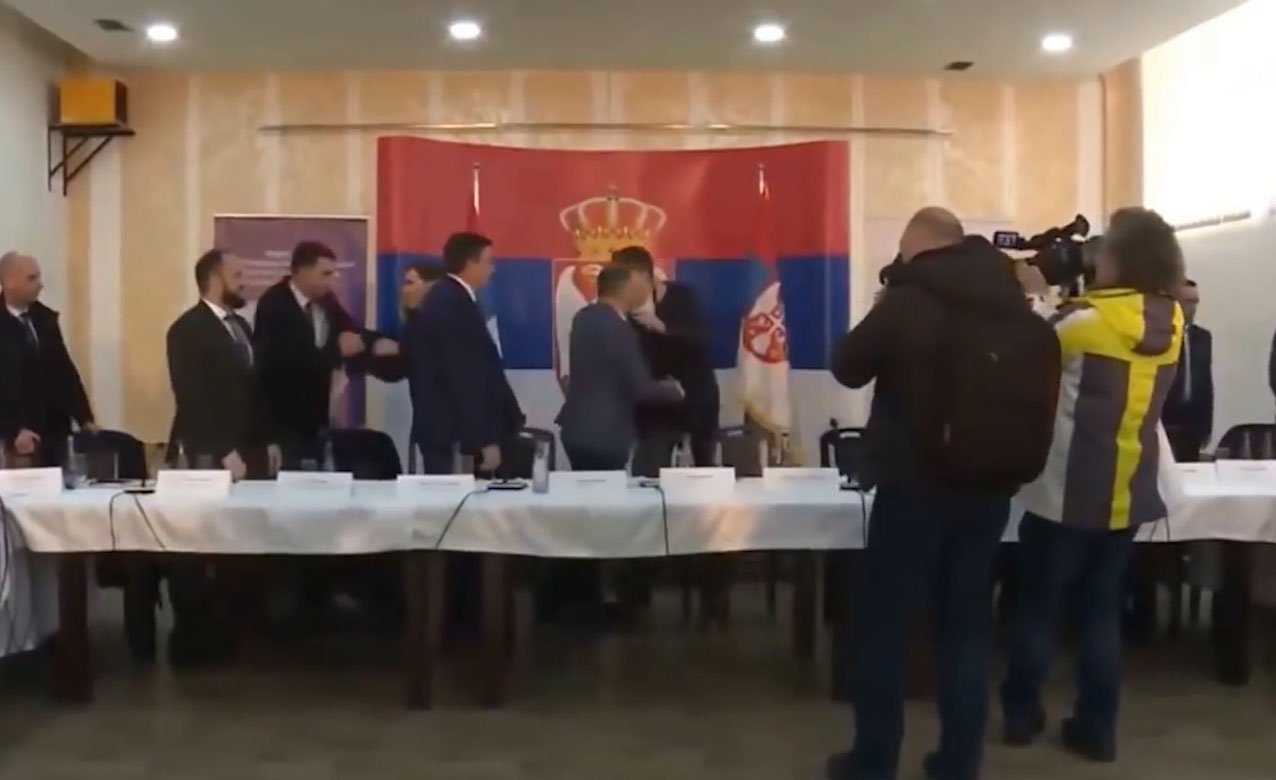 Serbët mblidhen sot simbolikisht në orën 12 44