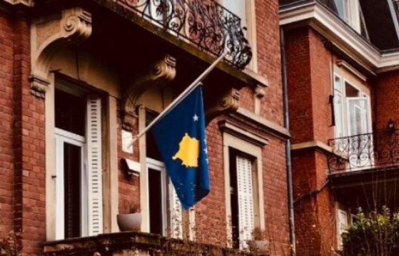 Flamuri i Kosovës në konsullatën në Francë ulet në gjysmështizë