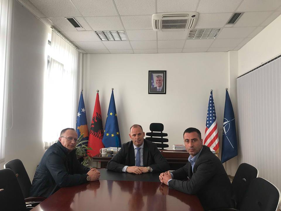 Mërgimtari i jep donacion dy autoambulanca për QKMF-të në Drenas e Skenderaj