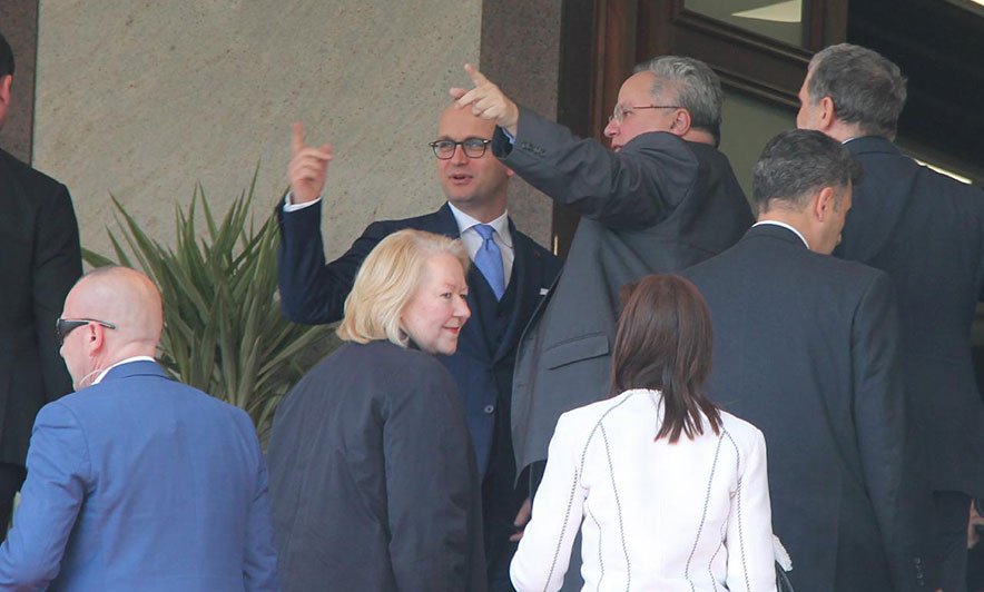Ministri Grekë mbërrin në Tiranë, takohet me ministrin e Jashtëm Bushati