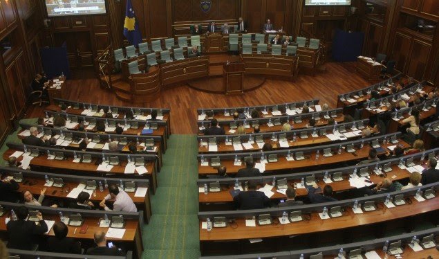 Deputetët kundër ligjit që zyrtarët të mbajnë më shumë se një pozitë