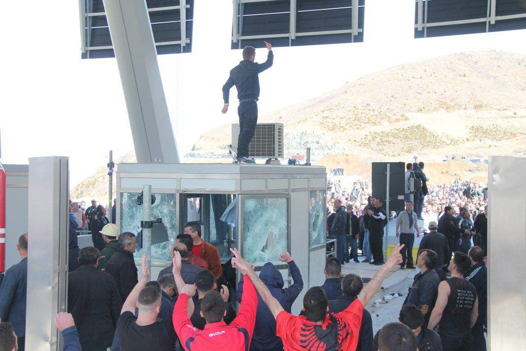 Policia arreston natën qytetarët nëpër banesa për protestën te “Rruga e Kombit”