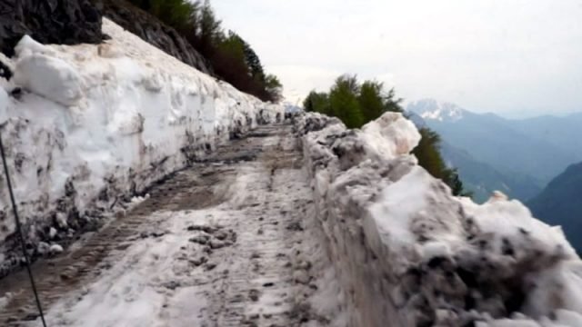 Dëbora dëbon turistët, Thethi i bllokuar edhe në prag vere