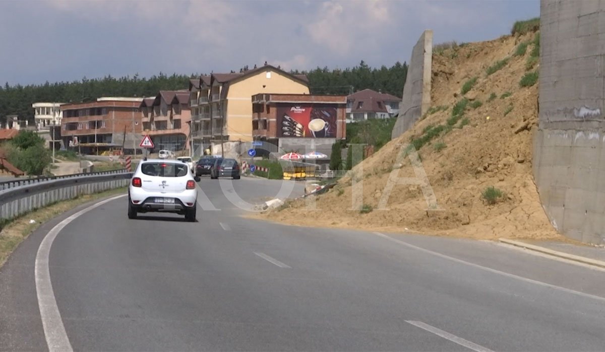 Muri mbrojtës në magjistralen Prishtinë – Pejë afër rrëzimit, rrezikohen banorët