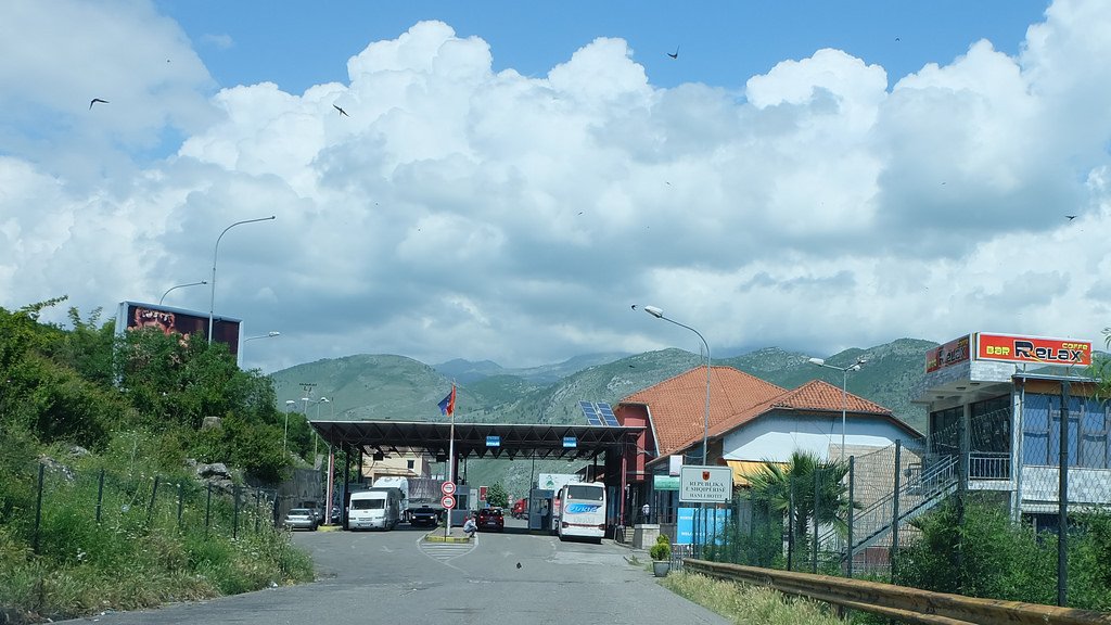 Argatë nga Shqipëria punojnë në Tuz për 15 euro, Mali i Zi ua kërkon 50 euro