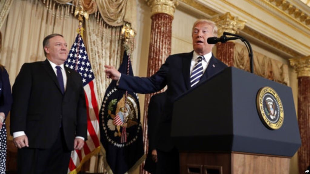 Sekretari i ri i shtetit, Pompeo, bën betimin