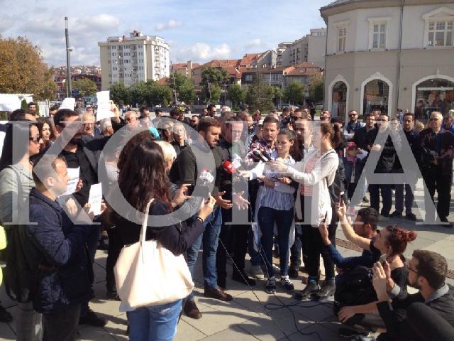 Gazetarët në Kosovë sot protestojnë me moton “Mosndëshkimi vret lirinë e shprehjes”