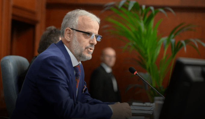 Xhaferi thotë se nuk ngutet për firmosjen e Ligjit të gjuhëve