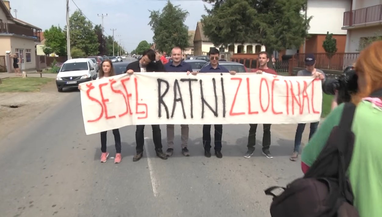 Sulmohet zyrtari i partisë Liberale në Serbi për shkak të transparentit “Shesheli është kriminel lufte”