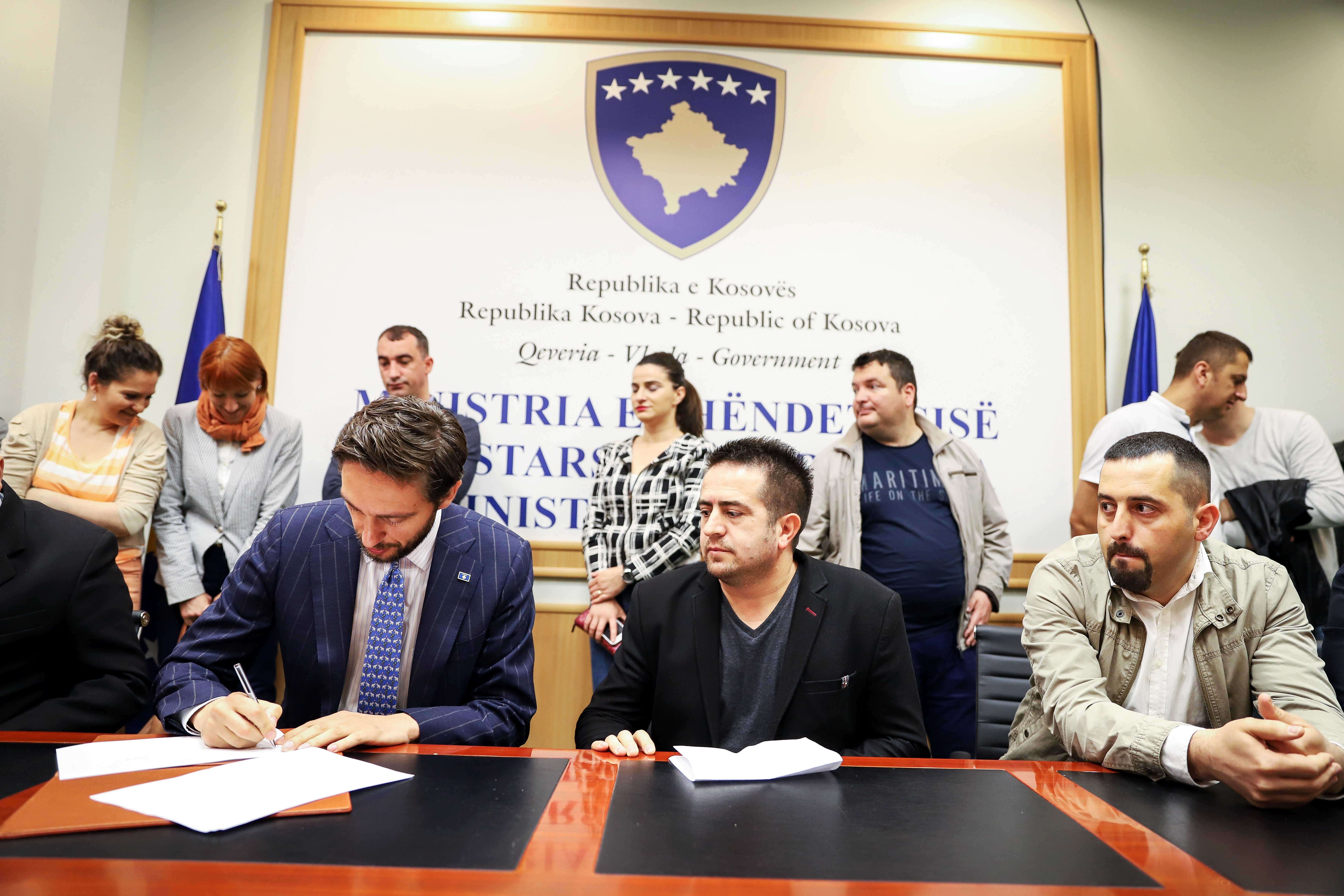 Ismaili nënshkruan dokumentin që u siguron pagat specializantëve