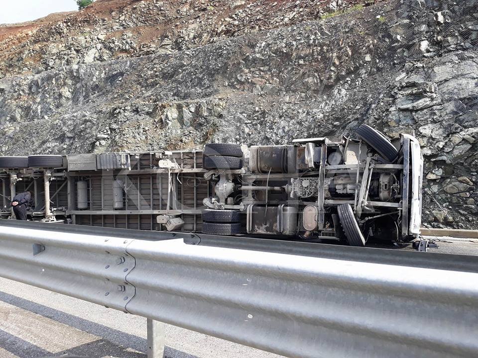 Rrotullohet kamioni në “Rrugën e Kombit”, vdes shoferi