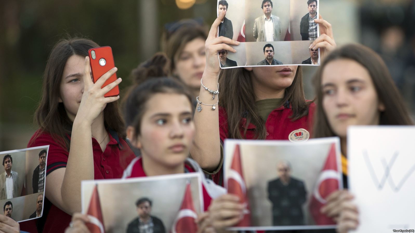 Familjet e turqve të deportuar nga Kosova padisin organet përgjegjëse