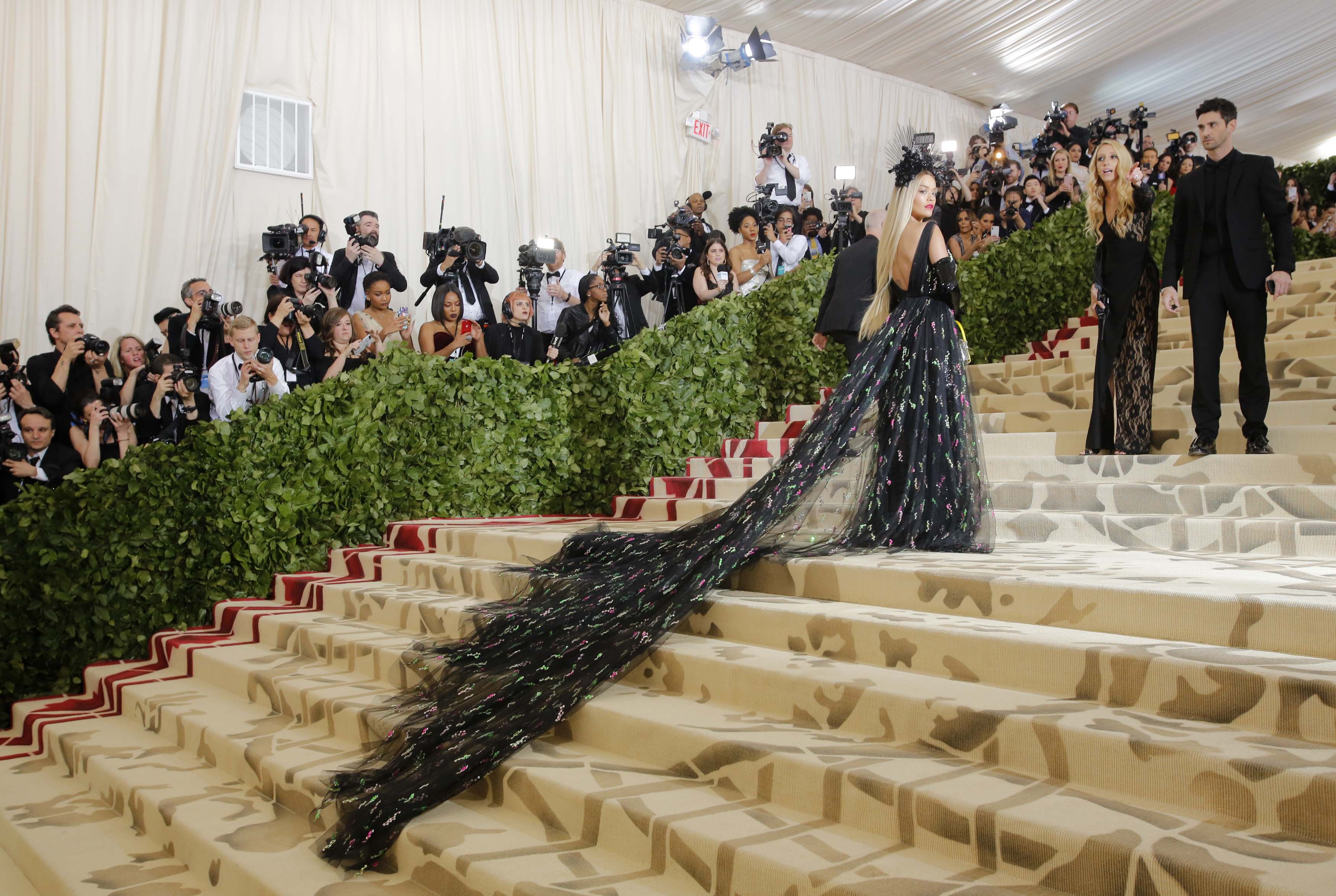 Veshjet ekstravagante të të famshmeve në Met Gala