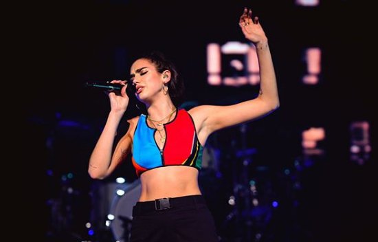 Dua Lipa premton spektakël me performancën në finalen e Ligës së Kampionëve
