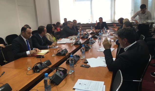 Deputetët kërkojnë që institucionet mikrofinanciare të mos veprojnë më si OJQ