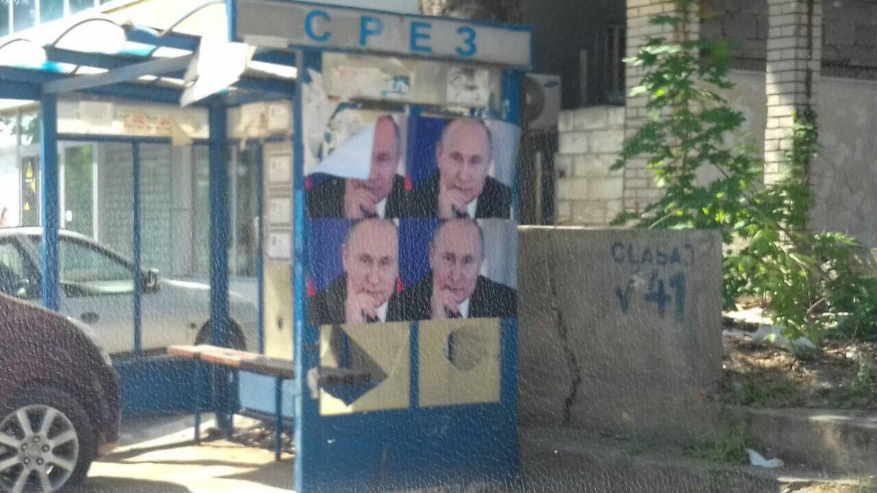 Flamuj rusë e foto të Putinit vërshojnë Mitrovicën