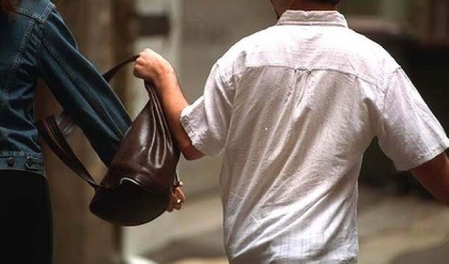 Ia vjedh nga duart çantën me 5200 euro në Pejë