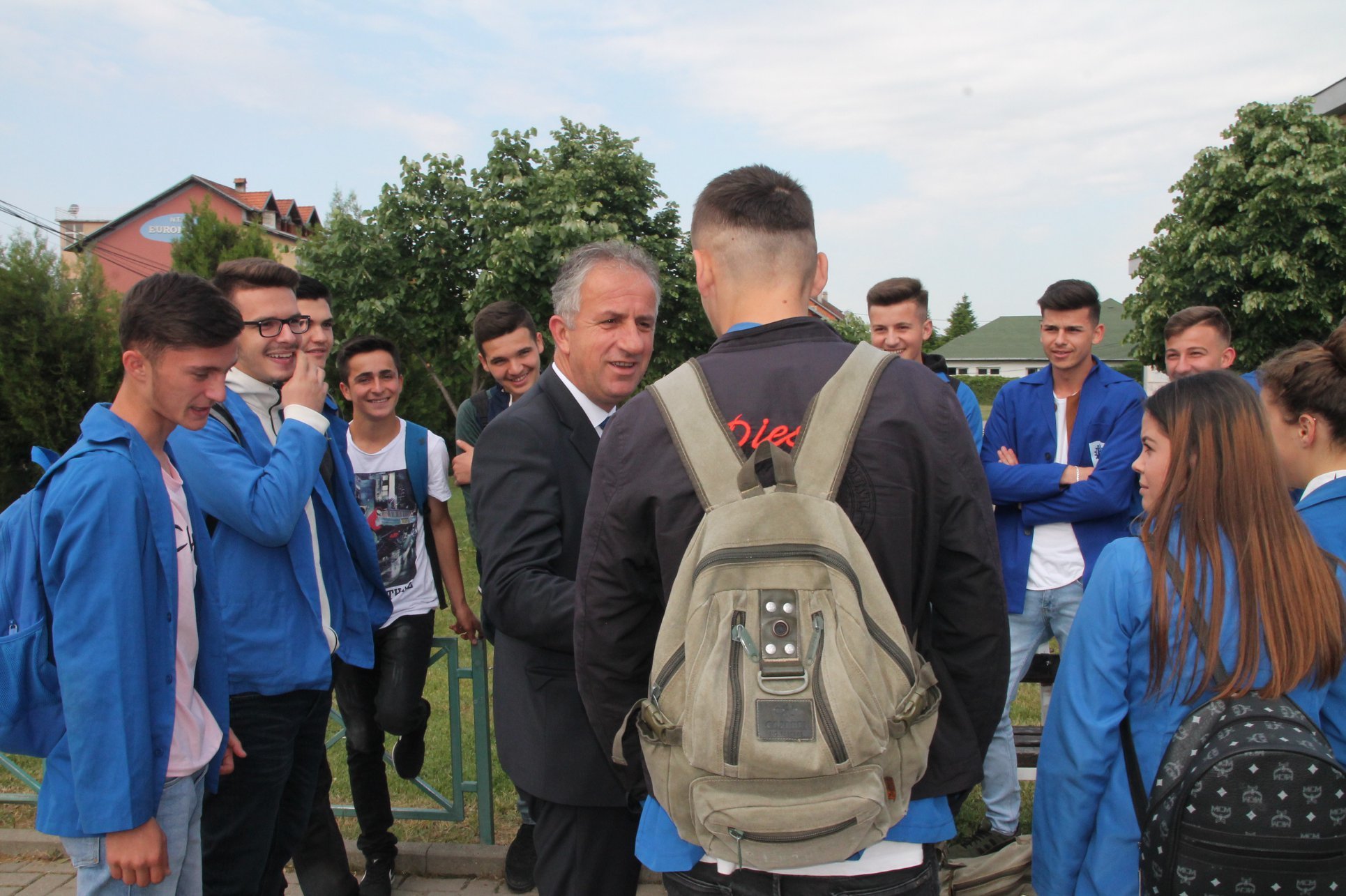 Policia kontrollon nxënësit, Komuna  e Suharekës i bën shkollat me rojë