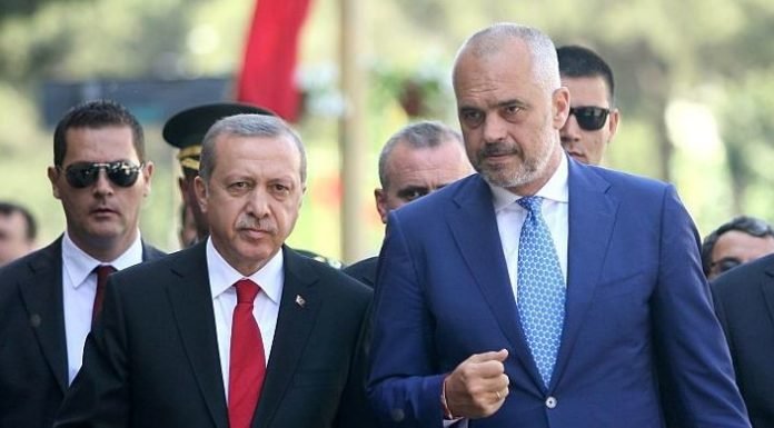 Besnik Mustafaj habitet, si bën që Shqipëria t’i ketë tre aleatë kaq të ndryshëm: SHBA, BE e Turqi