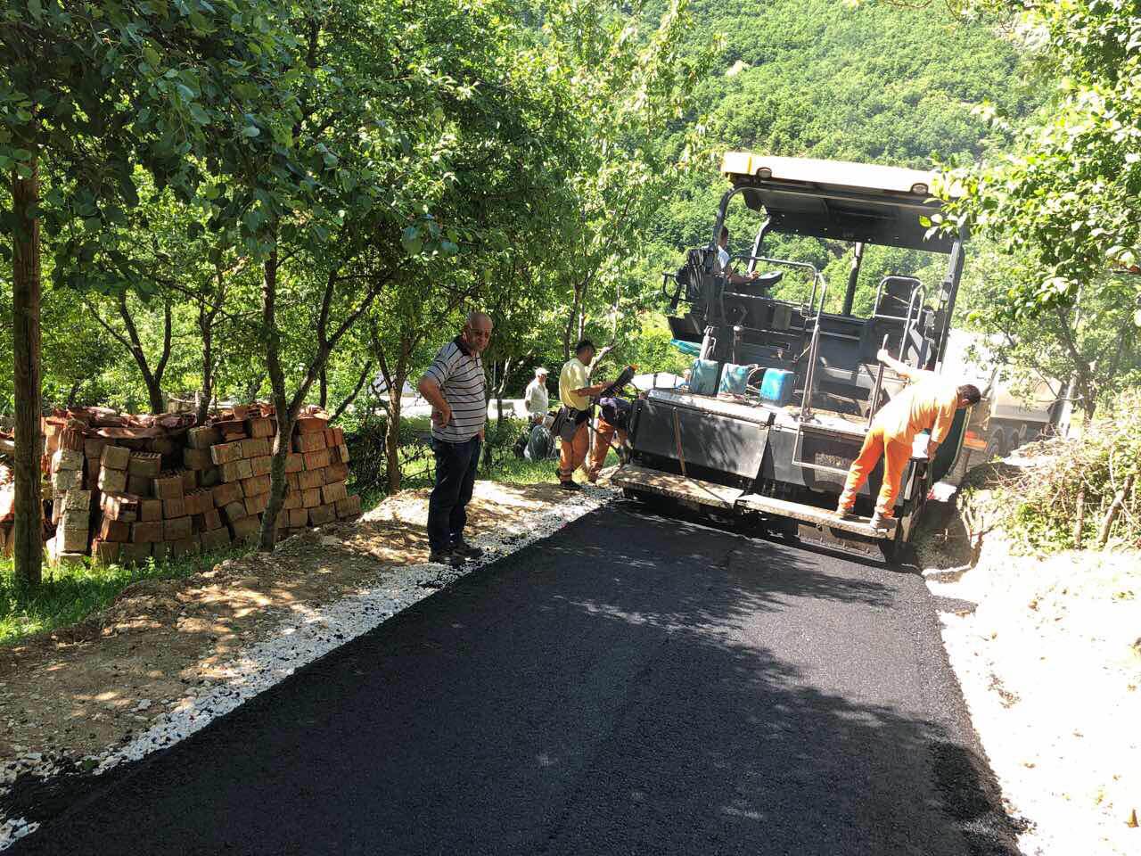 Asfaltohen rrugët dhe rrugicat në fshatin Stantërg të Mitrovicës