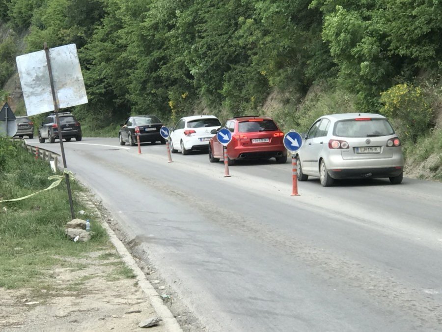Bllokimi i rrugës Kaçanik-Hani i Elezit izolon dy fshatra, rrezikohet mbyllja e dy shkollave