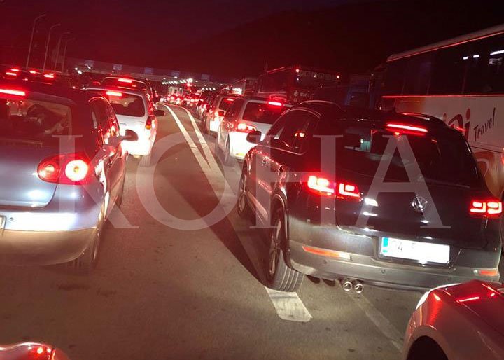 Kolona të gjata për t’u kthyer nga Shqipëria në Kosovë