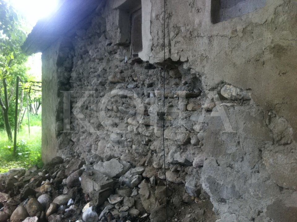 Familja 8-anëtarëshe në Pejë në rrezik nga shembja e shtëpisë