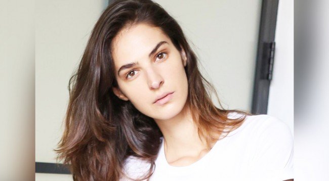 Emina Çunmulaj bebes së palindur i shprehet krenare për origjinën