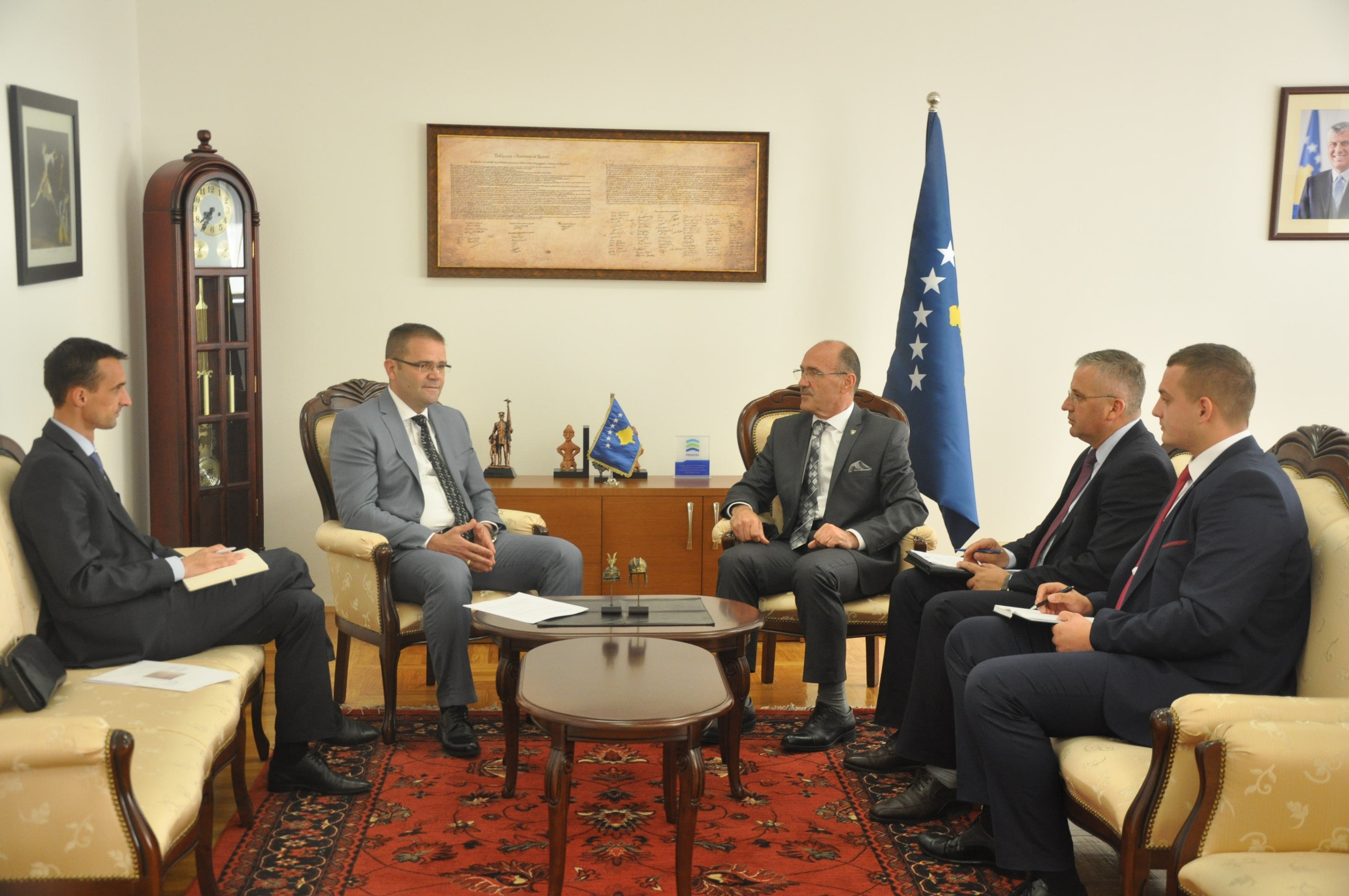 Ministri i Brendshëm e guvernatori i BQK në kërkim të një zgjidhje për kartonin e gjelbër