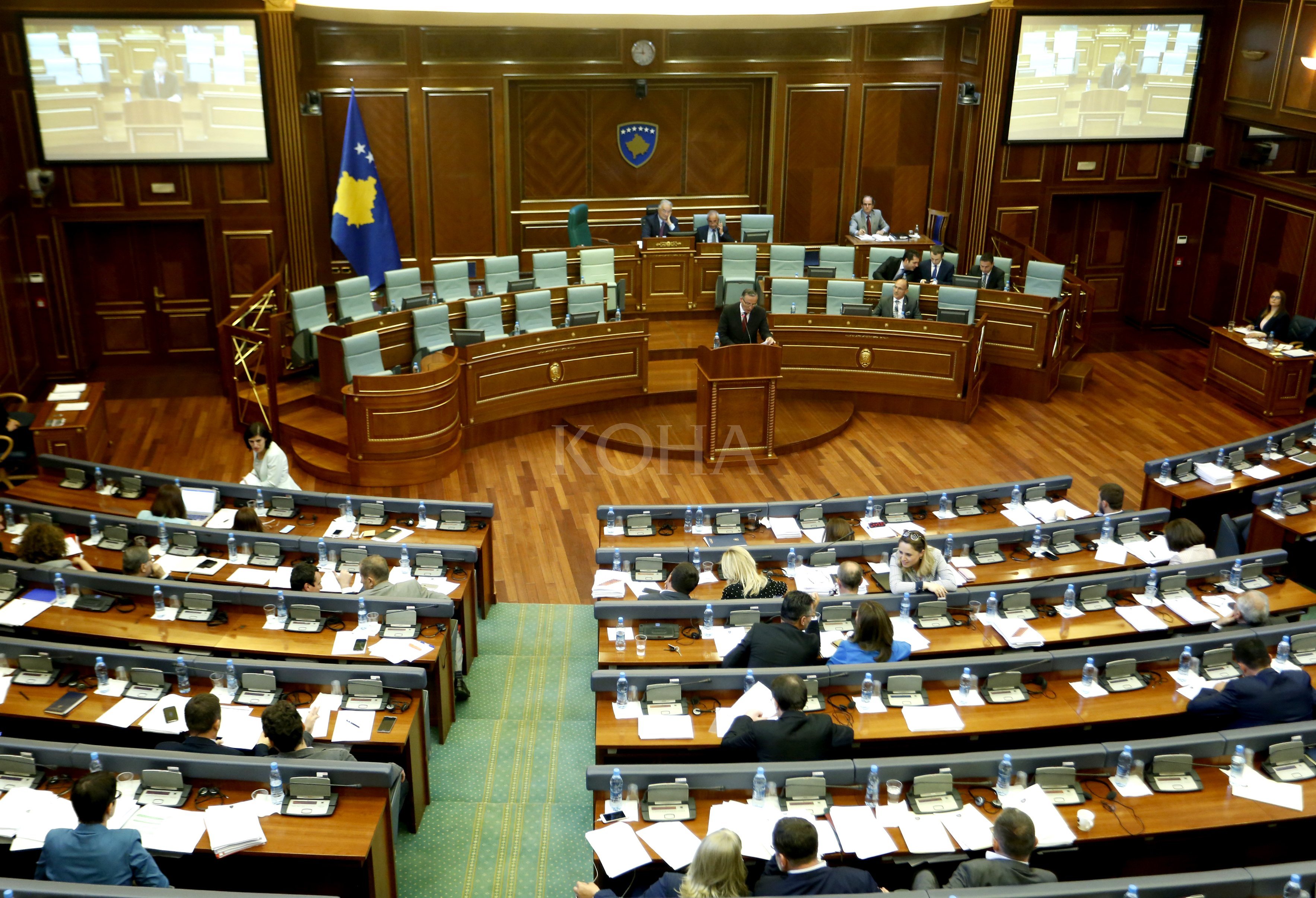 Mes përplasjesh, deputetet votojnë në parim projektligjin për mësuesit e ’90-ave