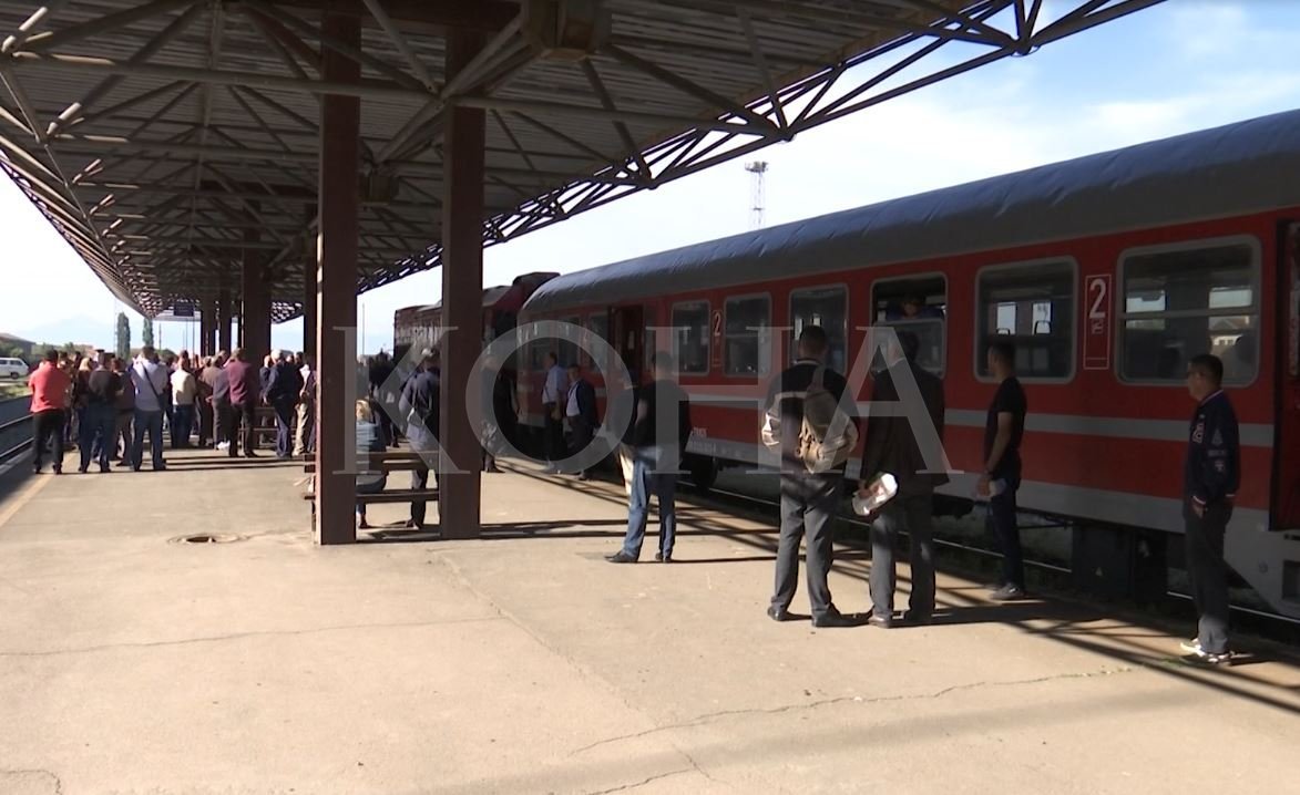 Për mungesë të pagave, punëtorët e “Trainkos-it” bllokojnë qarkullimin e trenit