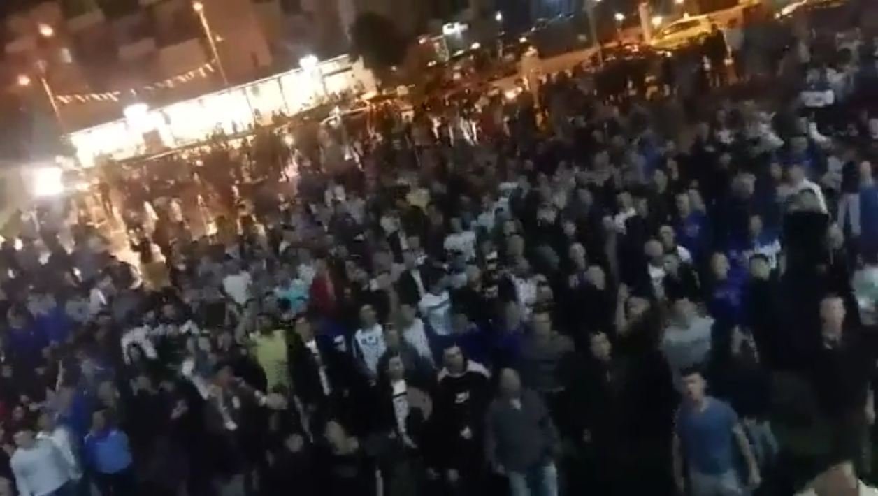 “Intelektualët” me atmosferë të zjarrtë një natë para ndeshjes vendimtare