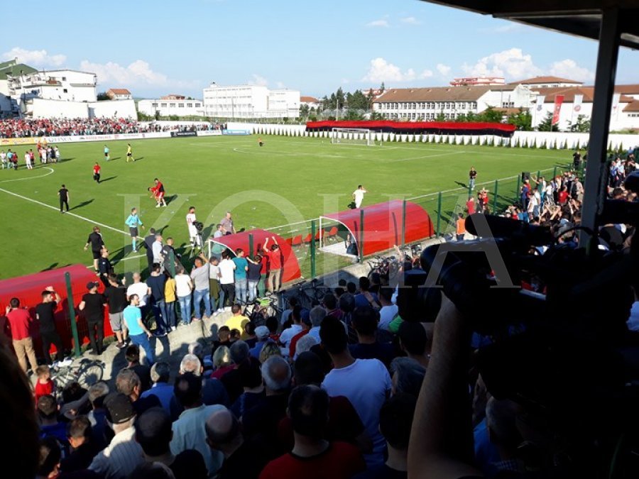 Dy policë pësuan nga gjuajtjet në ndeshjen e tensionuar Vëllaznimi – Gjilani