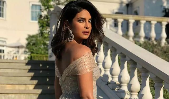 Priyanka Chopra e veshur si princeshë në dasmën mbretërore
