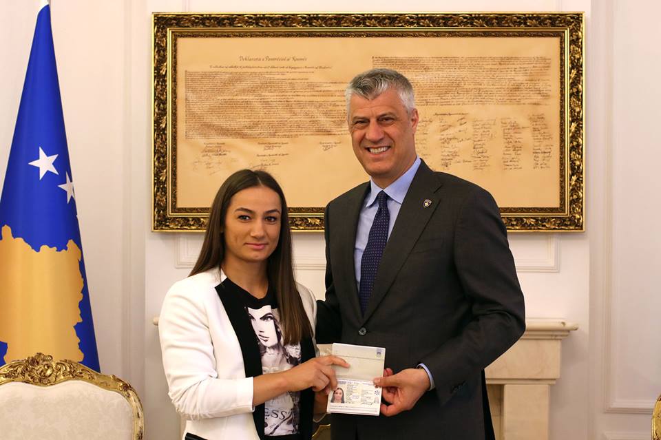 Majlinda Kelmendi, trajneri i saj dhe kryetari i Federatës pajisen me pasaporta diplomatike