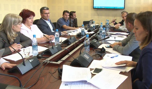 Kuvendi i kërkon MASHT-it të kryejë punët e veta e mos të zvarrisë ligjet
