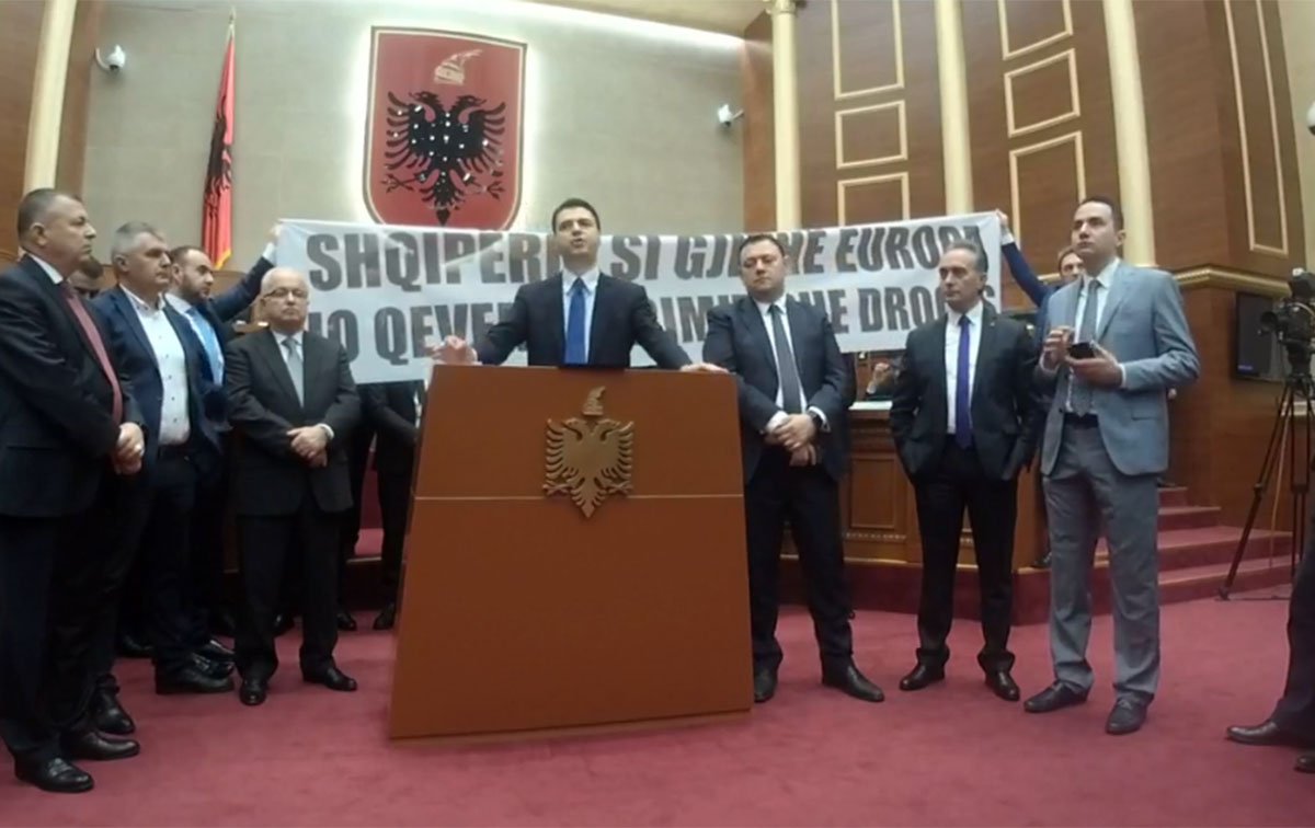 Sërish tensione në Kuvendin e Shqipërisë, opozita bllokon foltoren