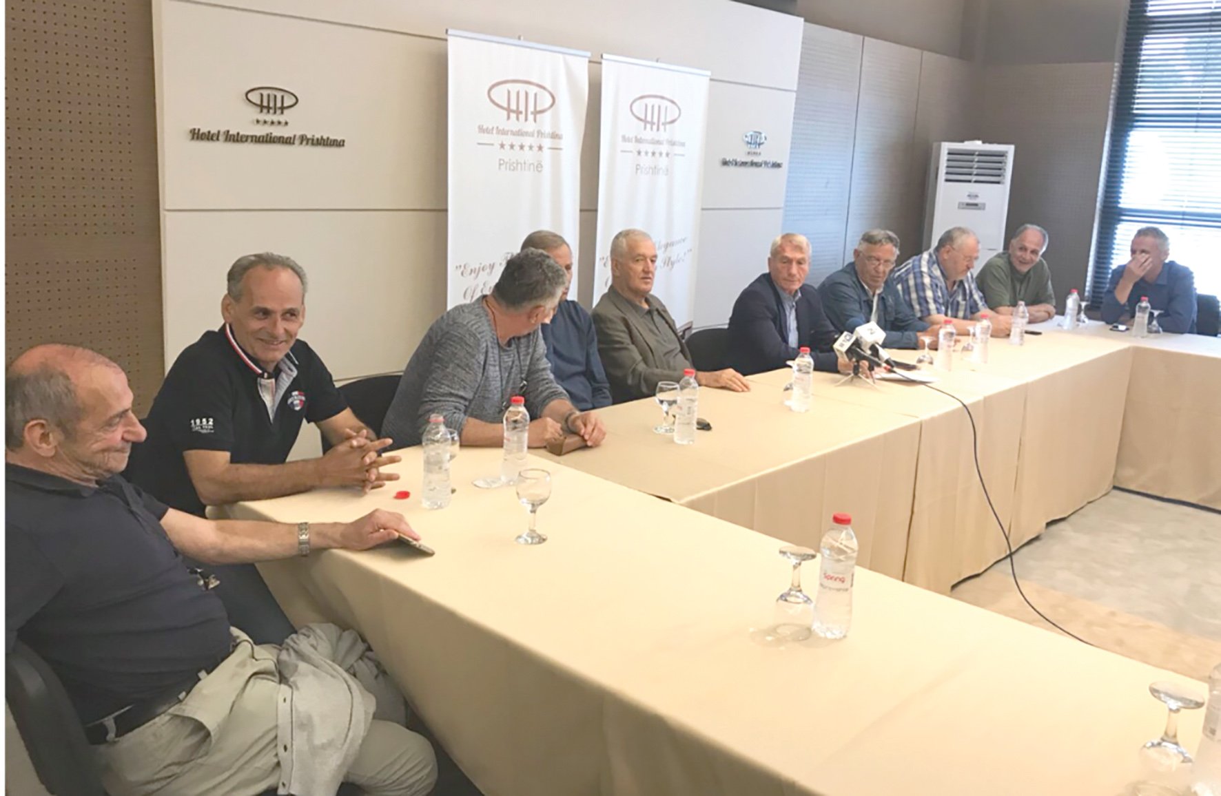 Gjenerata e artë e Prishtinës i del në mbrojtje liderit të saj