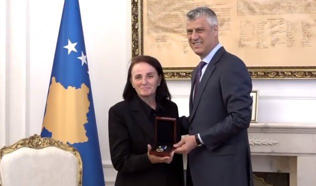Thaçi dekoron ish-presidentin Rugova me Medaljen presidenciale
