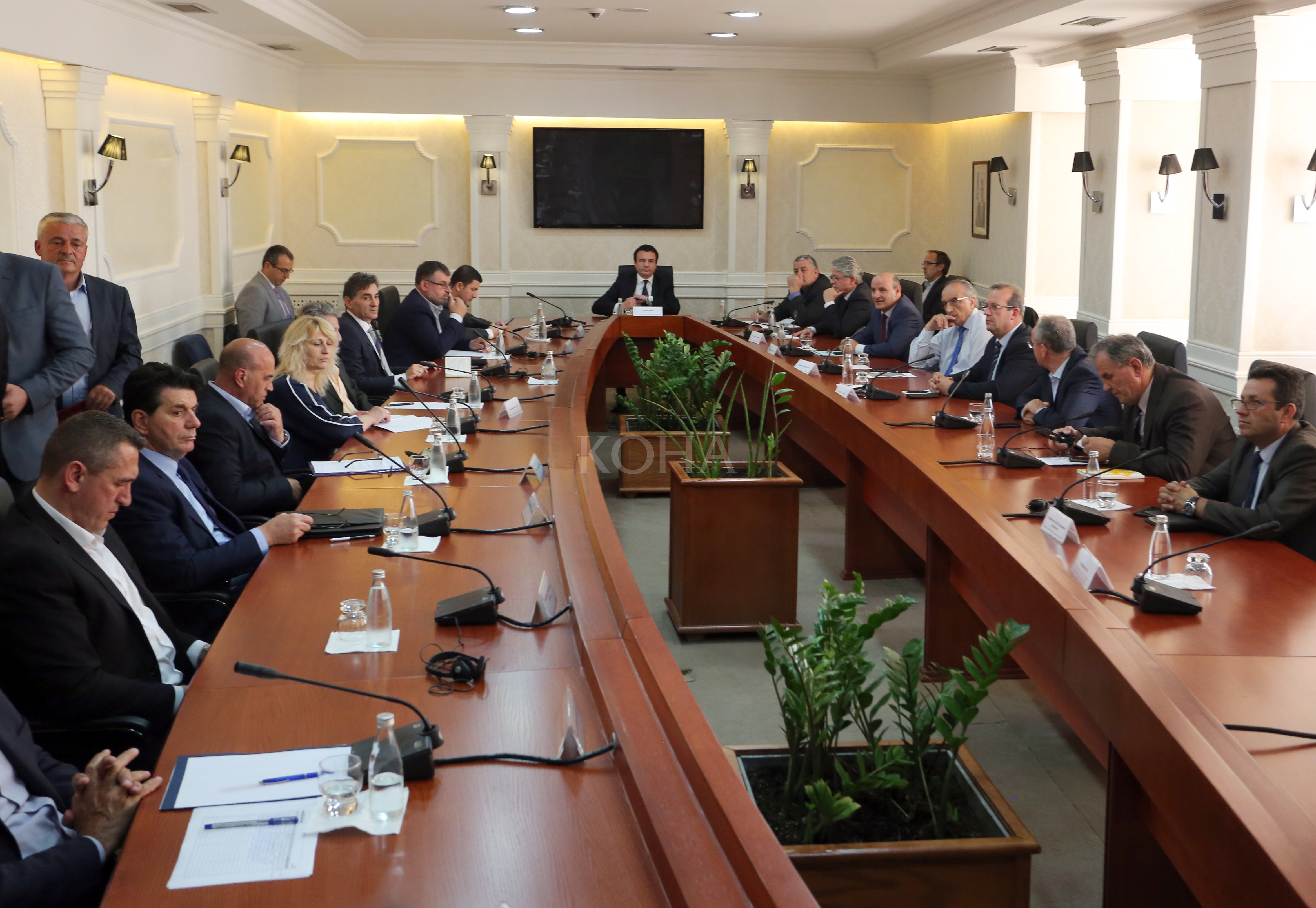 Kurti thotë se Haradinaj është kryeministër “i marrë me qira” nga Thaçi, ai i përgjigjet 