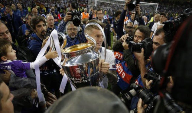 UEFA nuk do që tifozët të hyjnë në fushë pa iu dorëzuar kupa fituesit