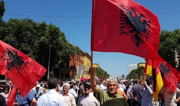 Së paku 12 persona të lënduar në protestën në Tiranë, 11 policë e një gazetar