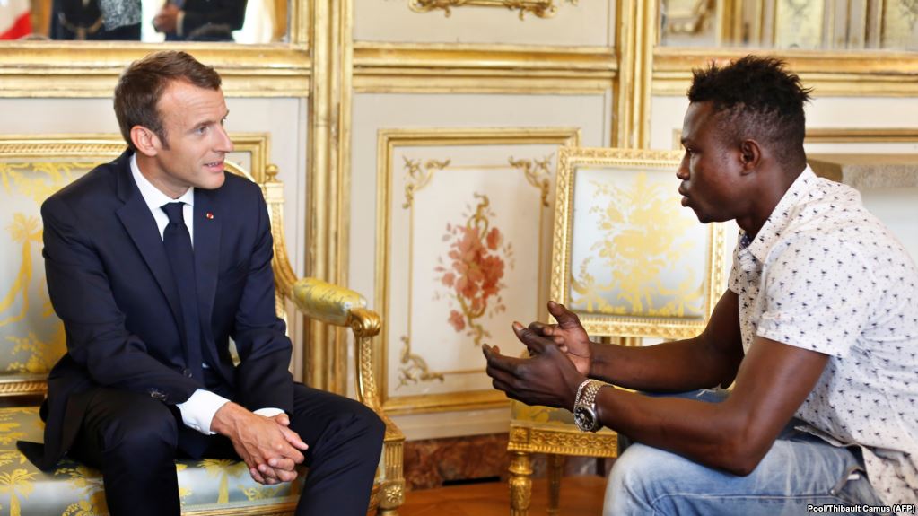 Migranti që shpëtoi 4-vjeçarin fiton shtetësinë franceze