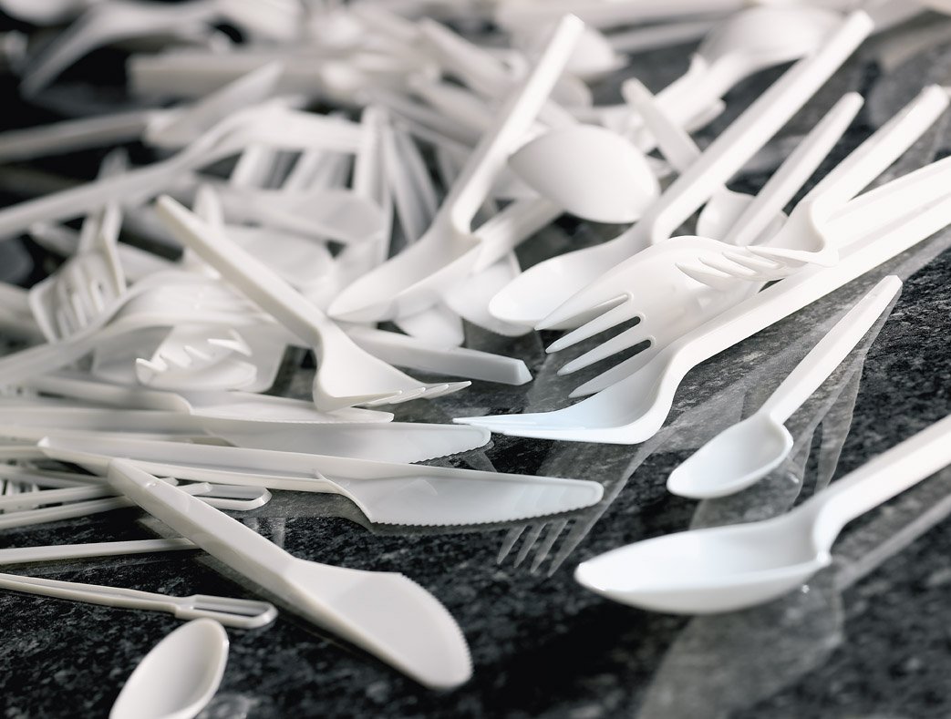 Lufta ndaj plastikës, BE-ja propozon të ndalohen pjatat dhe pirunjtë e plastikës