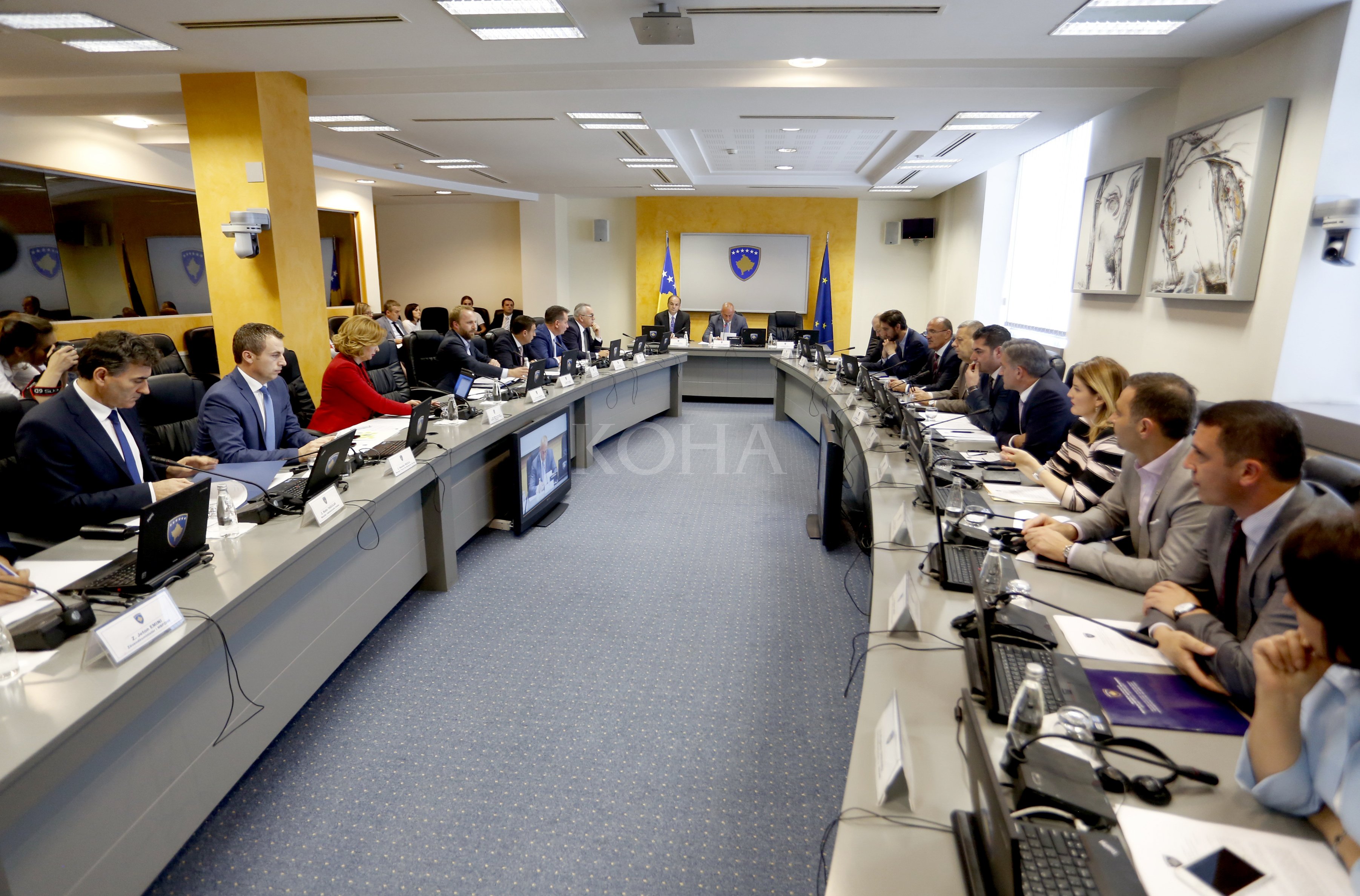 Kushtetuesja refuzon të shqyrtojë vendimin për pagat në Kryeministri
