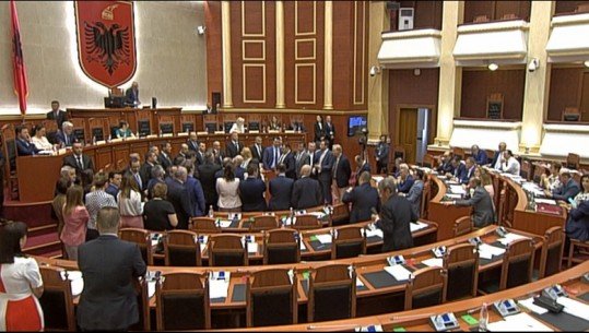 Sërish tensione në Kuvendin e Shqipërisë , ndërpritet për herë të dytë seanca